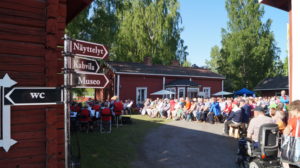 Konserttiväkeä Hinttalan pihassa
