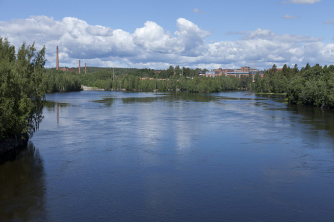 Nokianvirta, taustalla näkyy kaupunkia ja tehtaita sekä metsää.