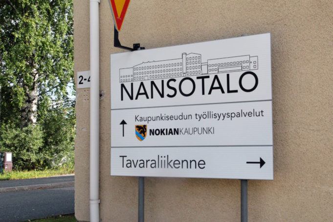 Nansotalon opastekyltti, jossa kerrotaan Nokian kaupungin työllisyyspalveluiden löytyvän Nansotalosta.