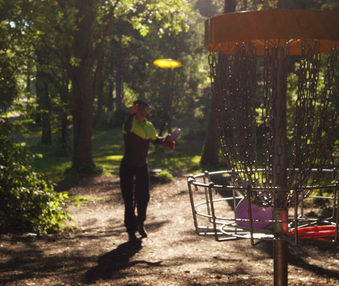 Nokian keskuskentän frisbeegolfrata.