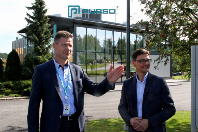 Purson toimitusjohtaja Jussi Aro sekä Nokian kaupunkikehitysjohtaja Mikko Nieminen seisovat Purson toimitilojen edessä.