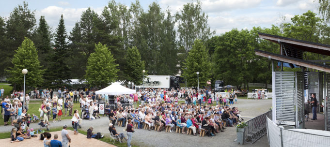 Yleisöä Tapsan Tahtien ulkoilmakonsertissa Poutunpuistossa.