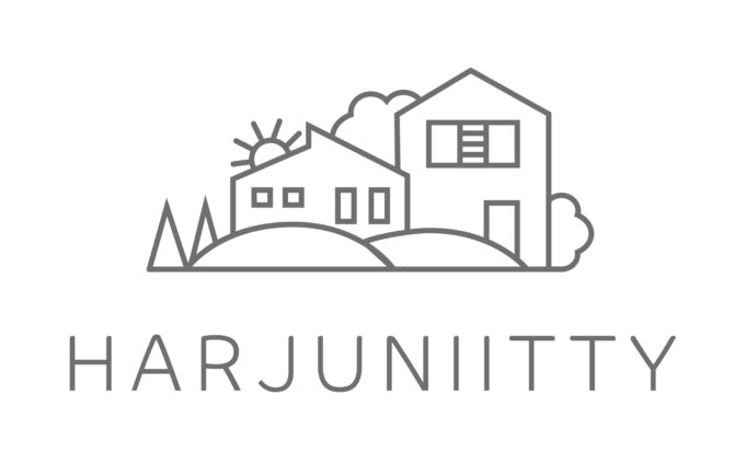 Harjuniityn harmaa logo, jossa näkyy Harjuniitty-nimen lisäksi pientaloja, puita ja aurinko.