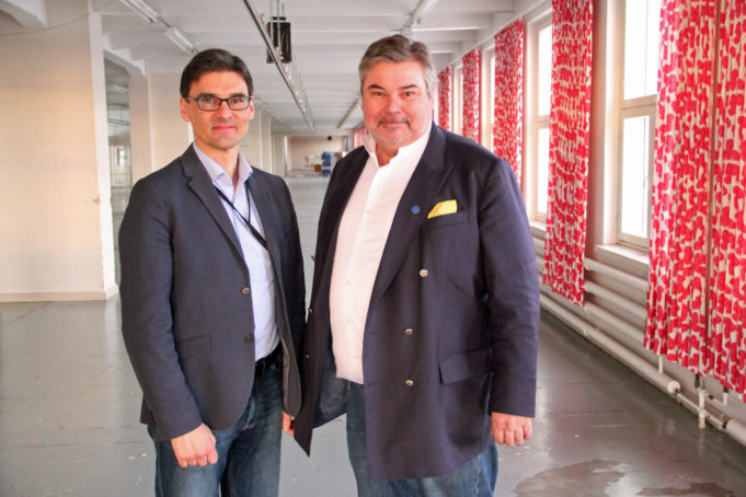 Kaupunkikehitysjohtaja Mikko Nieminen ja Nanstotalon Juha Berglund seisovat Nansotalon vanhassa ompelimotilassa.