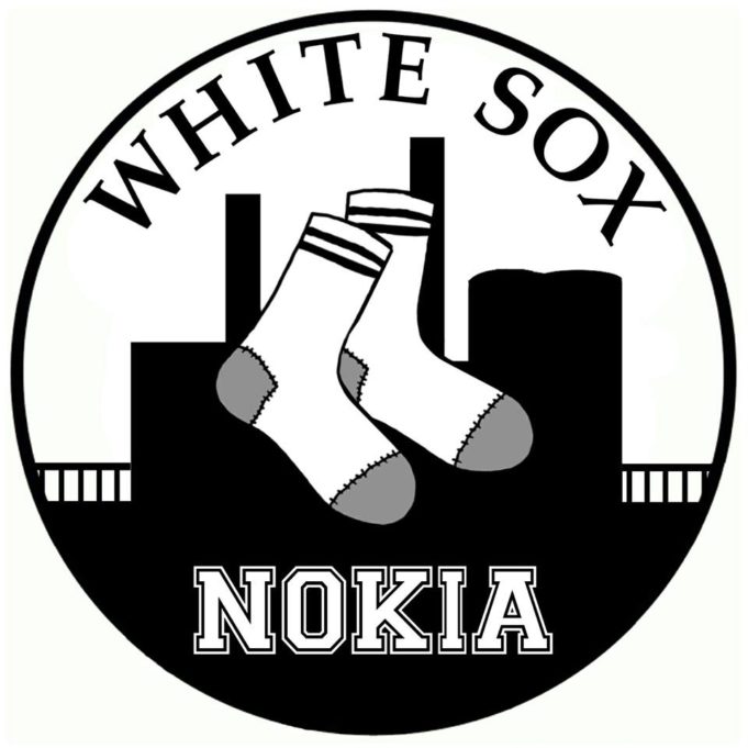 White Sox-seuran logossa on valkoinen sukkapari tehtaan siluetin pääällä.