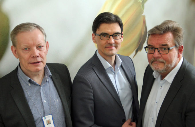 Pirkanmaan Jätehuollon Harri Kallio, Nokian kaupungin Mikko Nieminen ja Verte Oy:n Sakari Ermala seisovat vierekkäin neuvotteluhuoneessa.