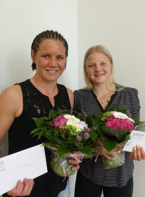 Nyrkkeilijä Mira Potkonen ja jalkapalloilija Jenni Kantanen palkitsemistilaisuudessa, molemmilla on käsissään kukkakimput ja onnittelukortit.