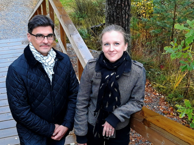 Kaupunkikehitysjohtaja Mikko Nieminen ja ympäristönsuojelutarkastaja Tiina Vermate seisovat puiston puuportailla.