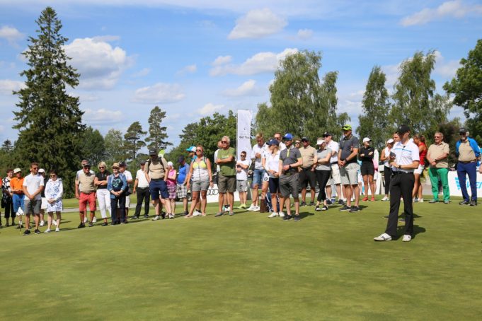 Yleisöä seuraamassa golfkisaa Nokia River Golfin viheriöllä.