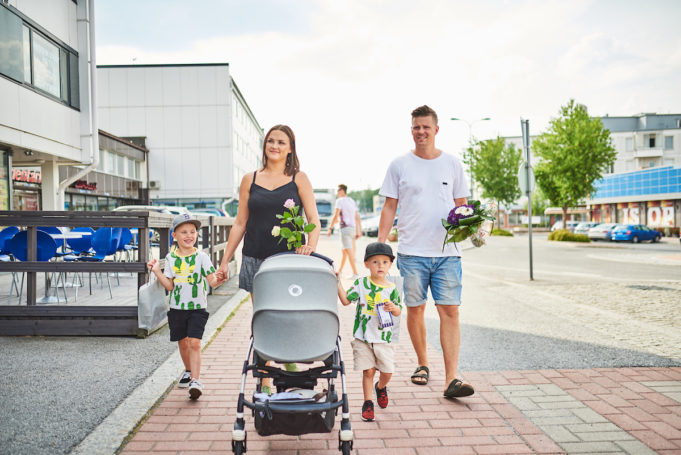 Äiti, isä, kaksi pientä poikaa sekä vauva lastenvaunuissa kulkevat pitkin Välikatua Nokian keskustassa.