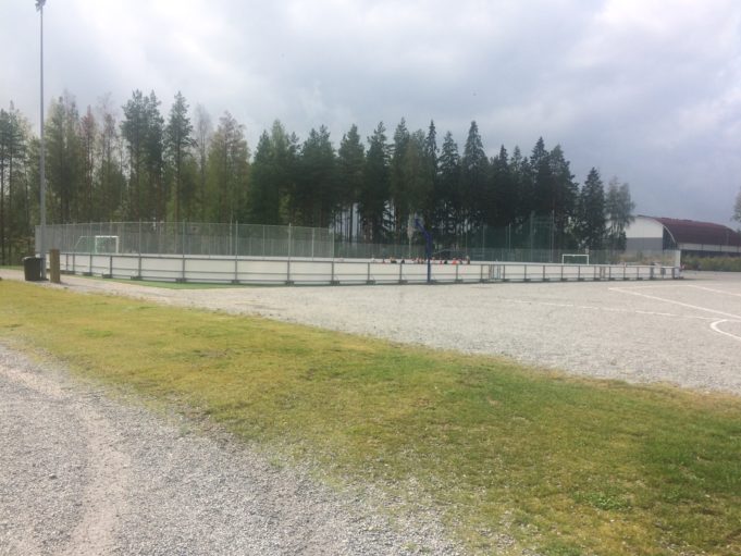 Harjuniityn hiekkakentän tekonurmiareena.