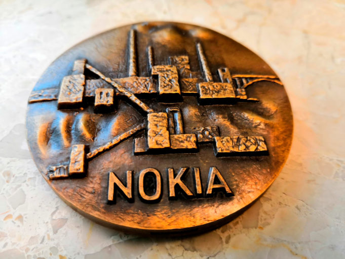Pronssinen Nokian mitali, jossa on tehtaita.