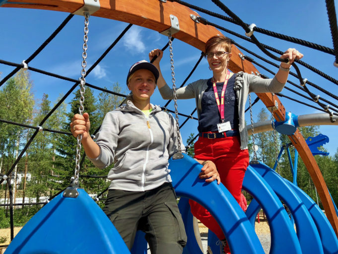 Kaili Nilson (vas.) ja Virpi Hannuksela testaavat uutta Tuurenpuiston kiipeilytelinettä.