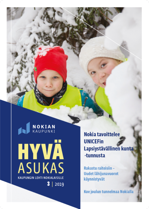 Asukaslehden 3_2019 kansikuva. Kaksi päiväkoti-ikäistä poikaa lumisessa maisemassa.