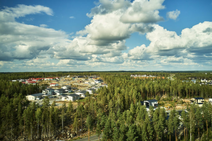 Ilmakuva Harjuniityn kasvavasta asuinalueesta, jossa rakennetaan paljon uusia omakotitaloja.