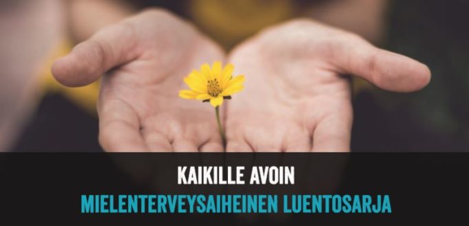 Kämmenet ovat auki ja pitävät kukkaa käsien välissä. Tekstinä kaikille avoin mielenterveysaiheinen luento.