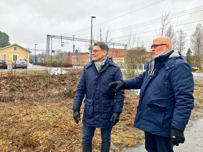 Nokian kaupunkikehitysjohtaja Mikko Niemisen (vas.) ja maankäyttöjohtaja Kari Stenlundin mukaan Nokian asemanseutu uudistuu tulevaisuudessa uuden matkakeskuksen ja asuinrakentamisen myötä.