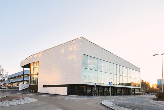 Kirjasto ja kulttuuritalo Virta kylpee ilta-auringossa.