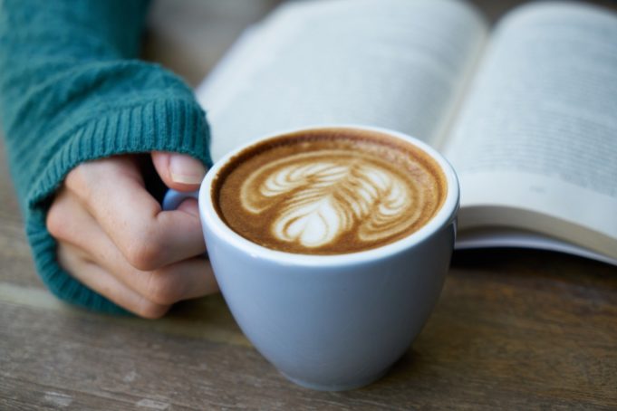 On mukava rentoutua kahvikupin äärellä kirjaa lukiessa..