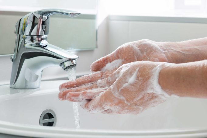 Käsien pesua saippualla ja puhtaalla hanavedellä.