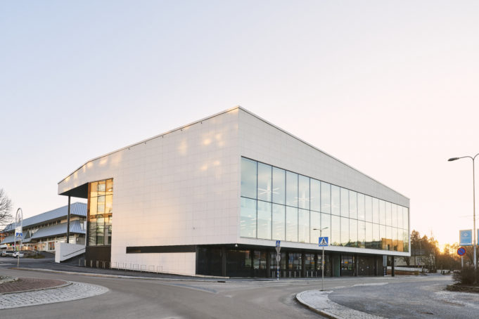 Kirjasto- ja kulttuuritalo Virran valkoinen ulkopinta muistuttaa rypistettyä paperiarkkia. Rakennuksen pohjoispuolella on isot ikkunat.