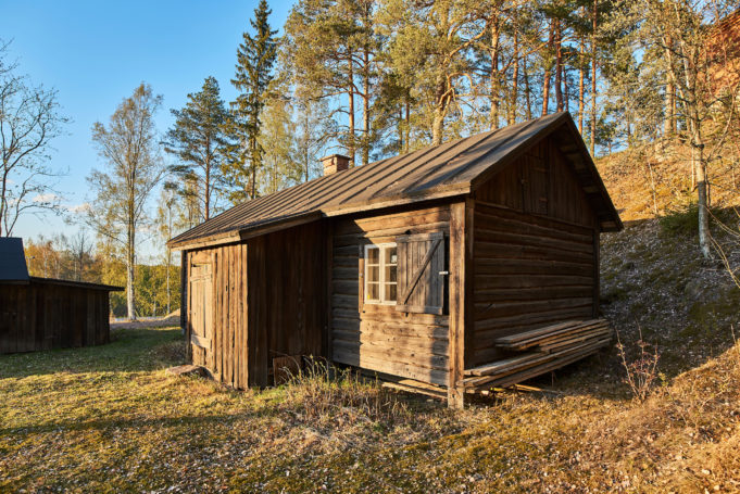 Sirenin pirtti on tumma, pieni puurakennus.