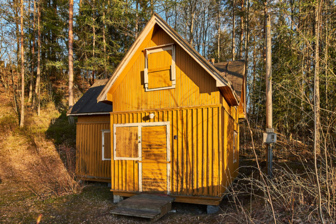 Isonkiven-Järvisen mökki on keltainen puurakennus.