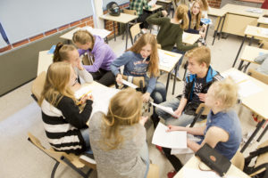 Nuoria ryhmäntyön teossa koululuokassa