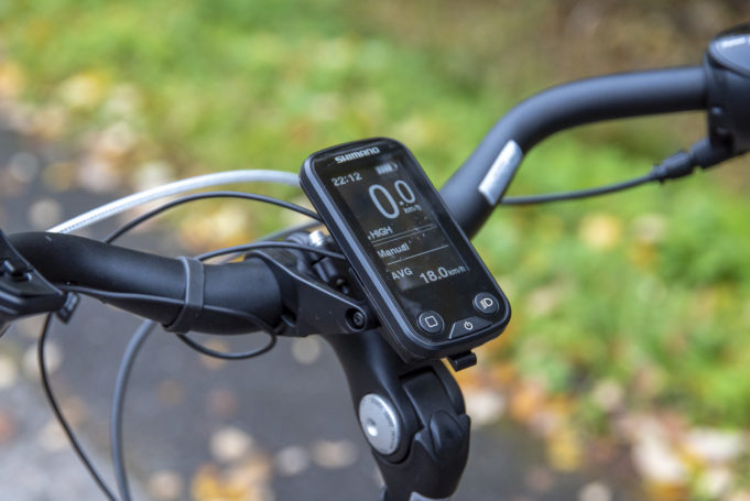 Sähköavusteisen polkupyörän näyttö on kiinnitetty pyörän ohjaustankoon ja siitä voidaan säätää sähkön käyttöä polkemisen apuna.