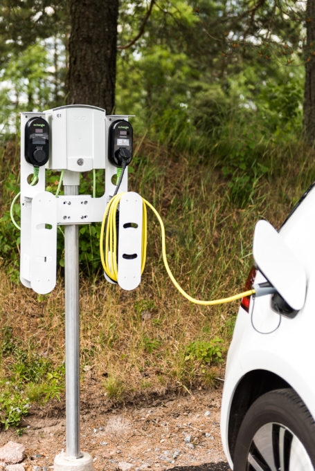 eChargie-latauspisteet asennetaan lämpötolppaan, josta johtaa keltainen sähkölatauskaapeli sähköautoon.