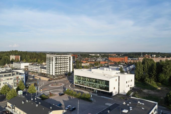 Ilmakuva Nokian keskustassa, jossa etualalla näkyvät kirjasto- ja kulttuuritalo Virta sekä sen vieressä korkea asuinkerrostalo.