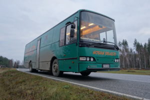 Kirjastoauto pysäkillä keskellä peltoja Tottijärvellä