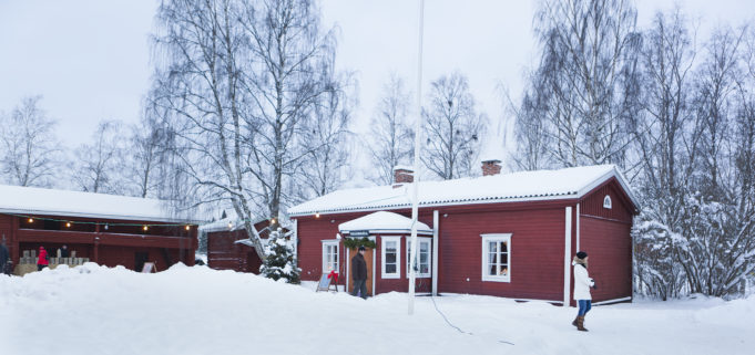 Hinttalan kotiseutumuseo talvella lumikinosten ympäröimänä.