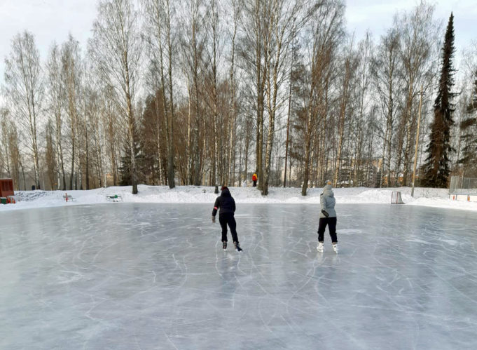 Kaksi luistelijaa Keskusurheilukentän luistelukentällä.