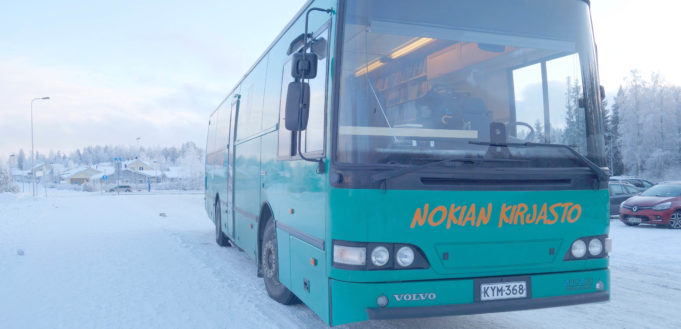 Kirjastoauto Harjuniityssä talvipäivänä