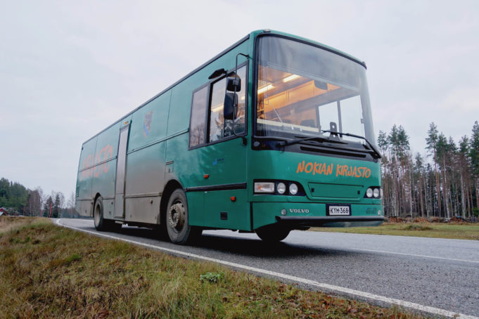 Kirjastoauto joenpohjan kylässä.