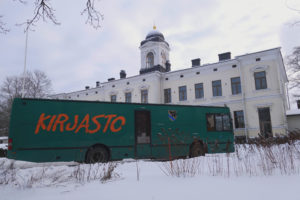 Nokian kirjastoauto Pitkänniemen pysäkillä.