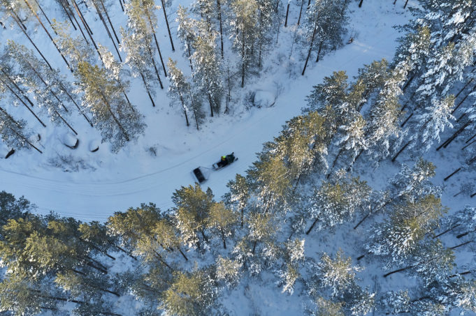 Nokian kaupungin työntekijä kunnostaa latua moottorikelkalla Pohjois-Nokian metsäisellä latureitillä.