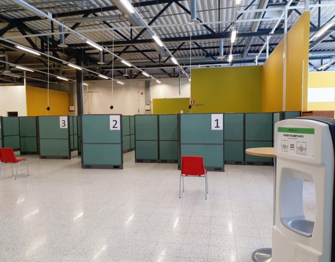 Nuijamiestentien uusi rokotuspiste. Sisäänkäynnissä on heti tarjolla käsidesiä. Etualalla vuoron odotukseen tarkoitettu tuoli. Rokotuslinjastot 1,2 ja 3.