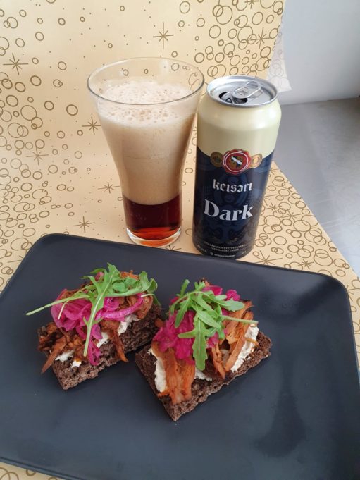 Bistro Minean maisteluannoksessa esillä kaksi leipää ja Nokian Panimon tummaa olutta tuopissa ja tölkissä.