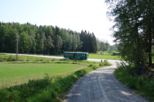 Kirjastoauto kesäpäivänä Joutsijoen pysäkillä.