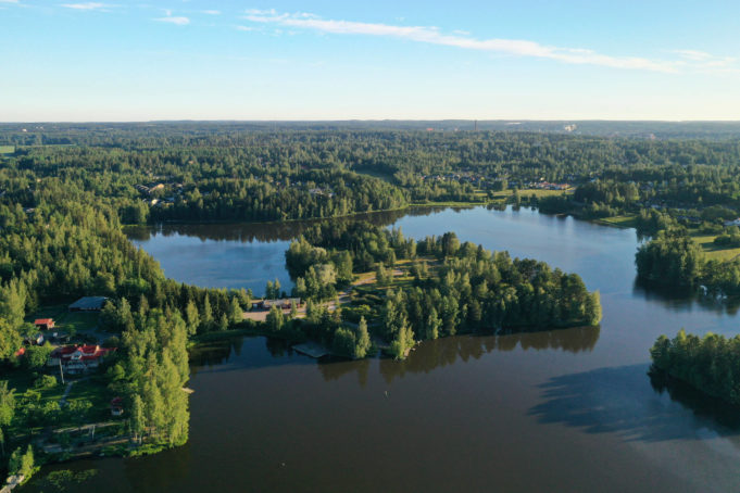 Ilmakuva Viinikanniemen saarimaisesta alueesta, jota ympäröi Pyhäjärvi rantoineen.