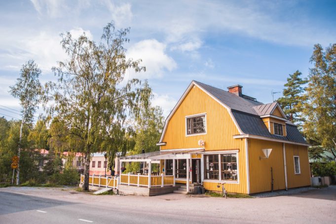 Siuron Koski-Baarin keltainen puutalo ja sen edessä valkoiseksi maalattu terassi.