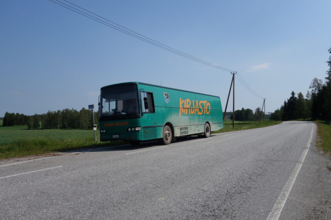 Nokian kirjastoauto pysäkillään peltojen keskellä.