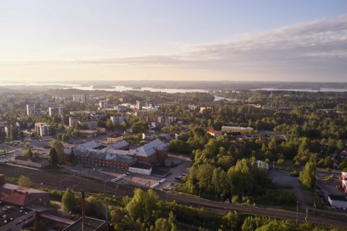 Näkymä Nokian keskustaan, jossa etualalla rautatieasema ja punatiilinen vanha Teollisuusasema-rakennus.