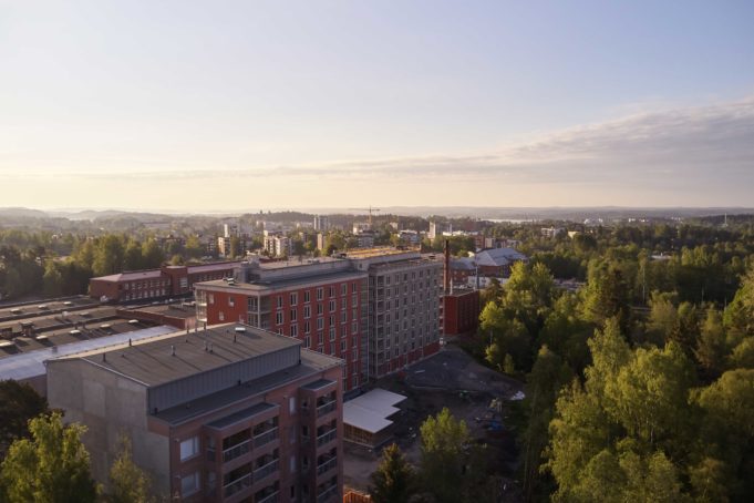 Nansotalon viereen on rakennettu kolme kahdeksankerroksista kerrostaloa.