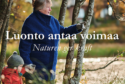 Iäkäs nainen käsikädessä metsässä pienen lapsen kanssa. Kuvan päällä teksti: Luonto antaa voimaa - Naturen ger kraft.