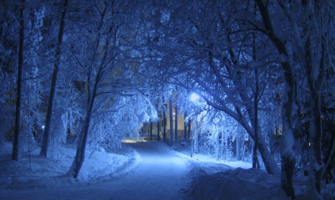 Sininen hetki lumisella tiellä