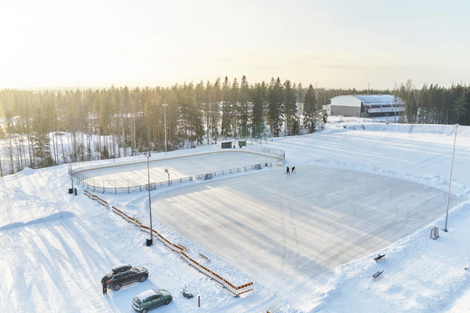 Harjuniityn luistelukentät talviauringossa.