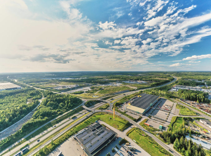 Kolmenkulman yritysalue sijaitsee valtateiden risteysalueella.